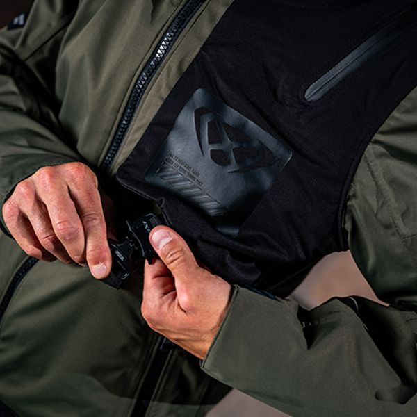 Ixon M-Quarter Black